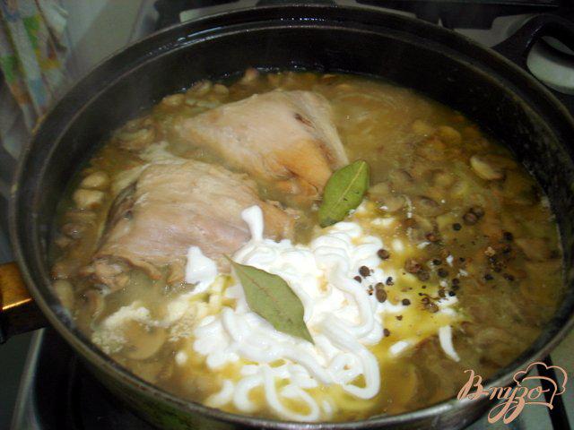 Фото приготовление рецепта: Куриные бёдрышки в грибном соусе шаг №6
