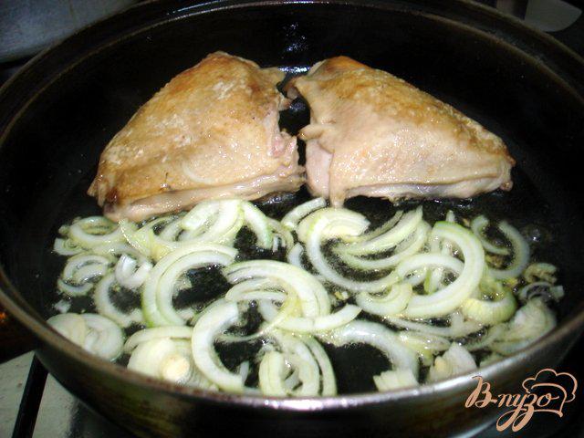 Фото приготовление рецепта: Куриные бёдрышки в грибном соусе шаг №2