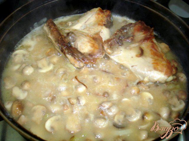 Фото приготовление рецепта: Куриные бёдрышки в грибном соусе шаг №5