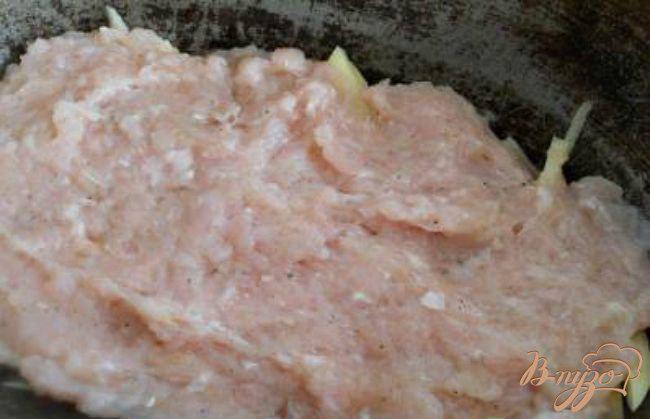 Фото приготовление рецепта: Запеканка из сырого картофеля и куриного фарша шаг №3