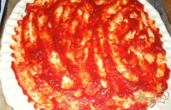 Фото приготовление рецепта: Пицца с лесными грибами и вялеными помидорами шаг №4
