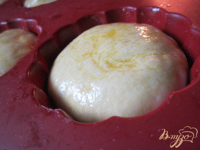 Фото приготовление рецепта: Мини-бриоши с вишнями  к завтраку шаг №4