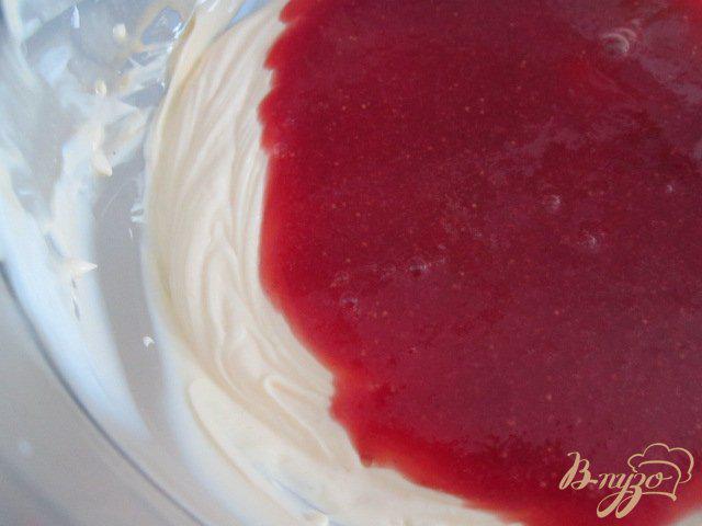 Фото приготовление рецепта: Десерт из клубничного мусса шаг №5