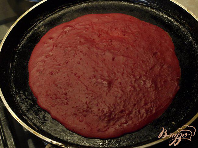 Фото приготовление рецепта: Закуска из свекольных блинчиков с сельдью шаг №3