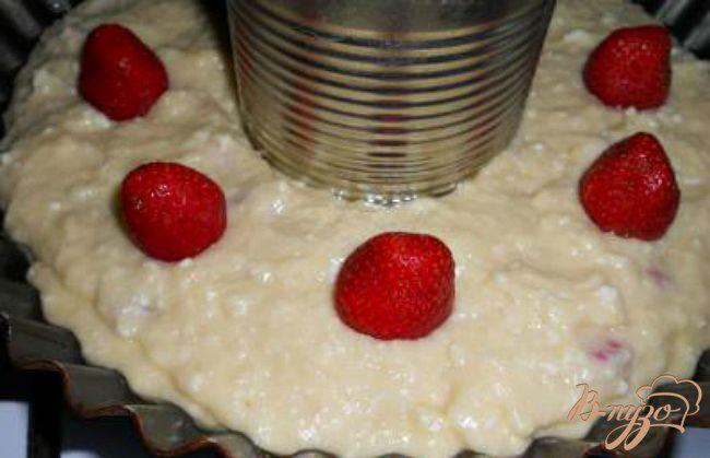 Фото приготовление рецепта: Творожный кекс-пирог с клубникой шаг №6