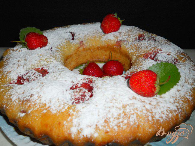 Фото приготовление рецепта: Творожный кекс-пирог с клубникой шаг №8
