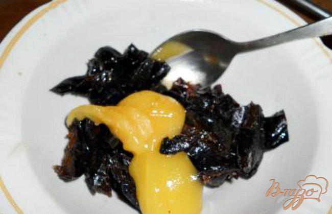 Фото приготовление рецепта: Кукурузные блинчики с черносливом и медом шаг №4