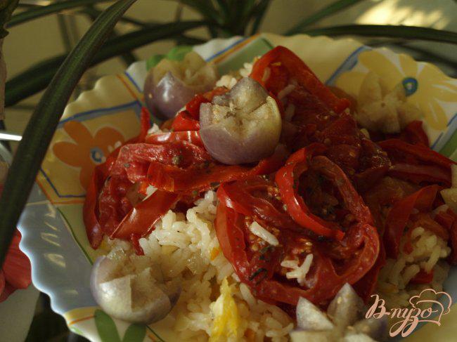 Фото приготовление рецепта: Рис «под шубой» из перца и помидор на овощной подушке шаг №6