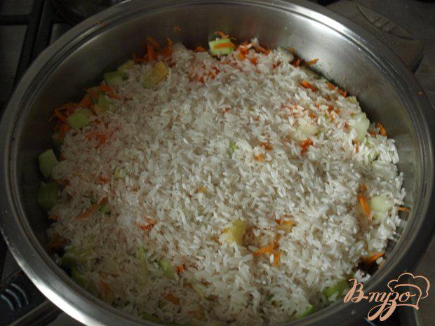Фото приготовление рецепта: Рис «под шубой» из перца и помидор на овощной подушке шаг №3