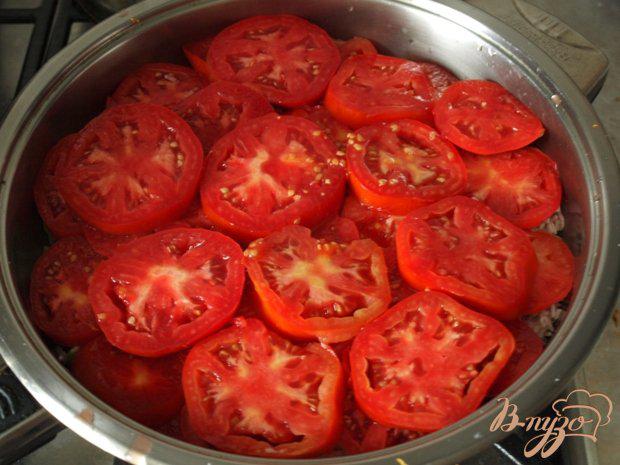 Фото приготовление рецепта: Рис «под шубой» из перца и помидор на овощной подушке шаг №4