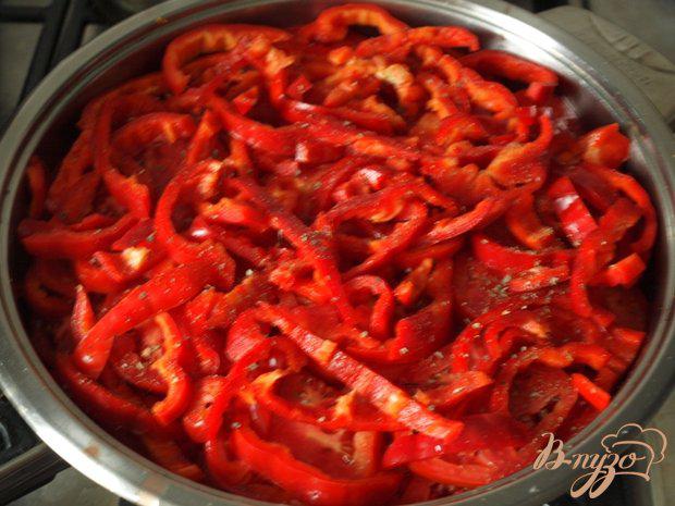Фото приготовление рецепта: Рис «под шубой» из перца и помидор на овощной подушке шаг №5