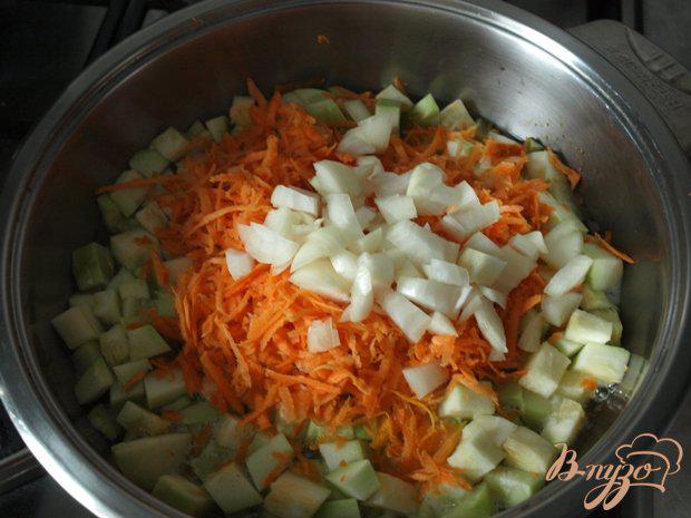 Фото приготовление рецепта: Рис «под шубой» из перца и помидор на овощной подушке шаг №2