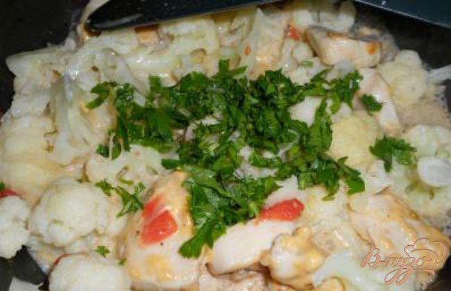 Фото приготовление рецепта: Куриное филе с цветной капустой в сырном соусе шаг №4
