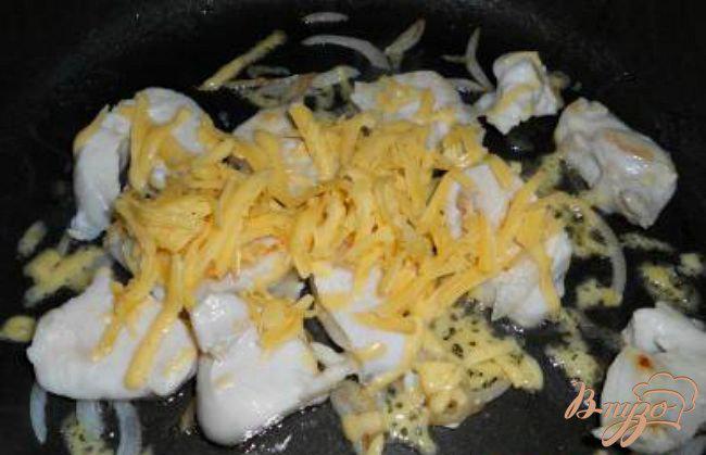 Фото приготовление рецепта: Куриное филе с цветной капустой в сырном соусе шаг №2