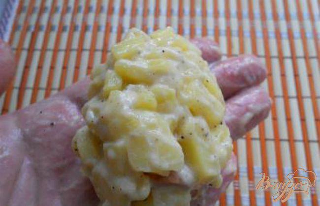 Фото приготовление рецепта: Сосиски в картофеле на палочках шаг №3