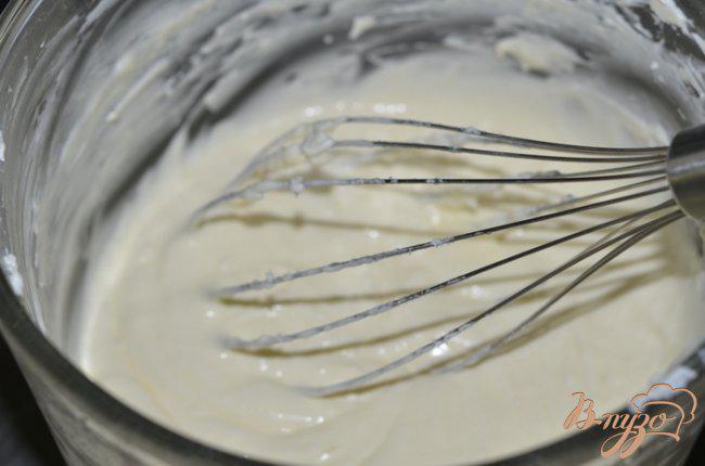Фото приготовление рецепта: Клубничный кекс со сливочным сыром шаг №3
