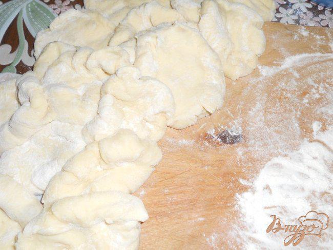 Фото приготовление рецепта: Домашние пирожки с яйцом и зеленью шаг №3