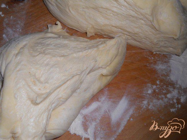 Фото приготовление рецепта: Домашние пирожки с яйцом и зеленью шаг №2