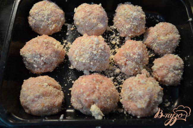 Фото приготовление рецепта: Куриные фрикадельки в томатном соусе шаг №2