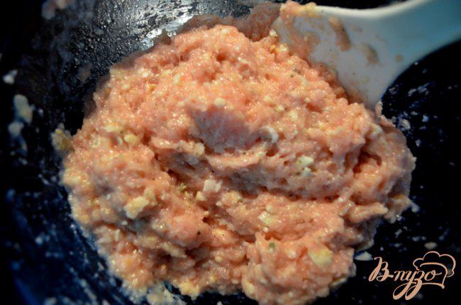 Фото приготовление рецепта: Куриные фрикадельки в томатном соусе шаг №1