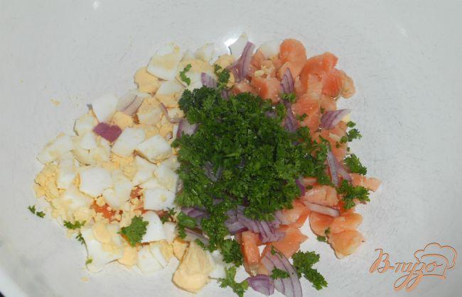Фото приготовление рецепта: Салат «Праздничный» с семгой и икрой шаг №2