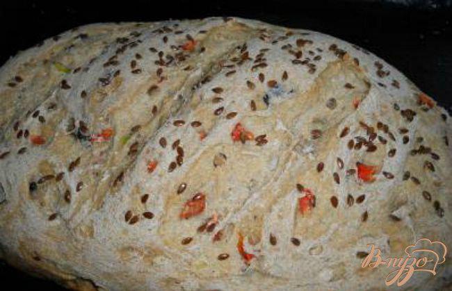 Фото приготовление рецепта: Хлеб из цельнозерновой муки с луком, маслинами и сладким перцем шаг №4