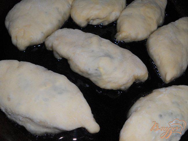 Фото приготовление рецепта: Пирожки с картофельным пюре с чесночной заправкой шаг №5