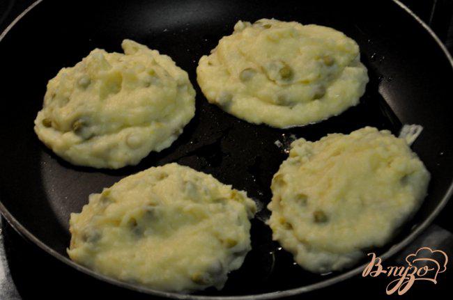 Фото приготовление рецепта: Картофельные котлеты с зеленым горошком шаг №3