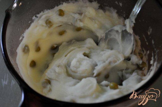 Фото приготовление рецепта: Картофельные котлеты с зеленым горошком шаг №2