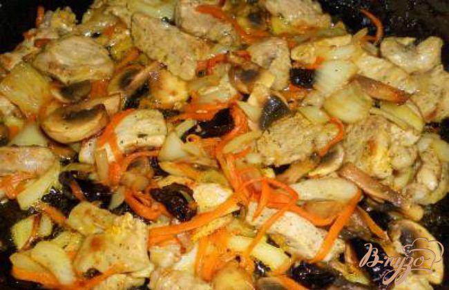 Фото приготовление рецепта: Свинина жареная с грибами и черносливом шаг №3