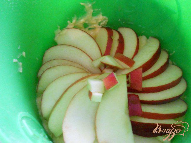 Фото приготовление рецепта: Яблочный кекс с корочкой шаг №5