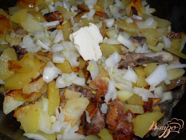 Фото приготовление рецепта: Картофель, жареный с курицей и луком шаг №5