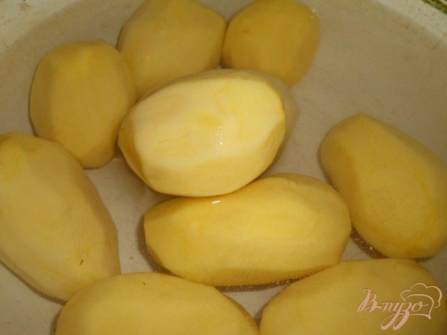 Фото приготовление рецепта: Картофель, жареный с курицей и луком шаг №1
