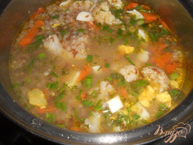 Фото приготовление рецепта: Гречневый суп с цветной капустой и яйцом без картофеля шаг №3