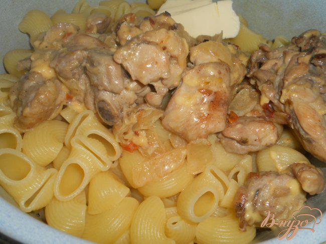 Фото приготовление рецепта: Паста с курицей, тушеной в сливочно-сырном соусе шаг №4