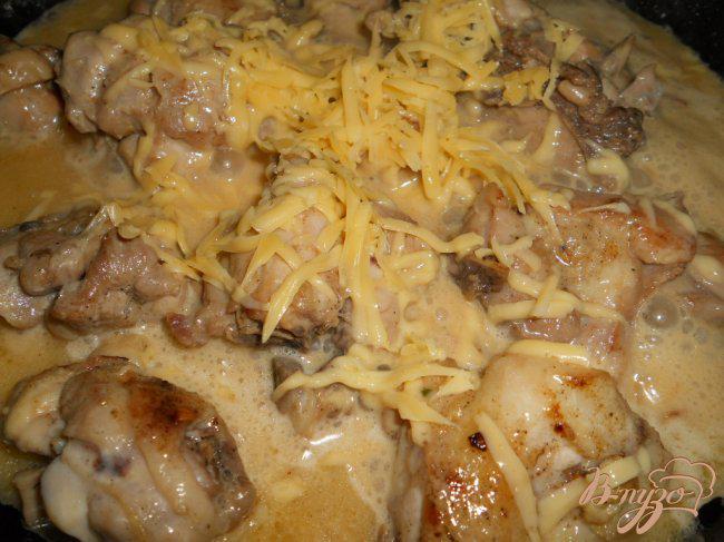 Фото приготовление рецепта: Паста с курицей, тушеной в сливочно-сырном соусе шаг №3