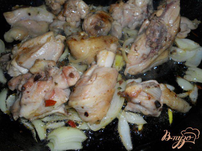 Фото приготовление рецепта: Паста с курицей, тушеной в сливочно-сырном соусе шаг №2