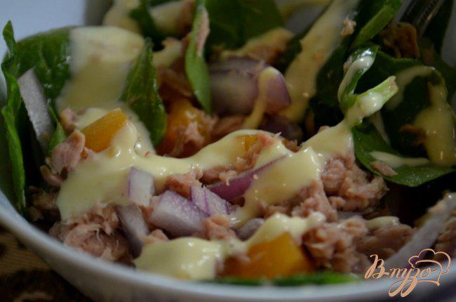 Фото приготовление рецепта: Пикантный салат с тунцом шаг №3