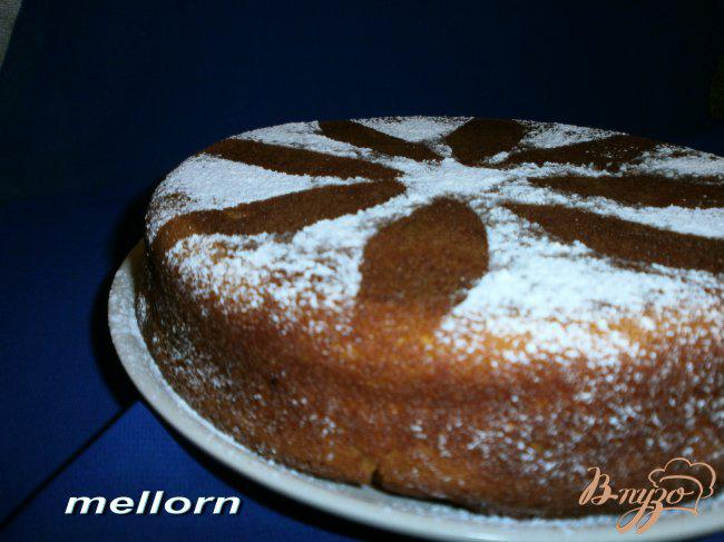 Фото приготовление рецепта: Апельсиновый пирог с творогом и шоколадом шаг №10
