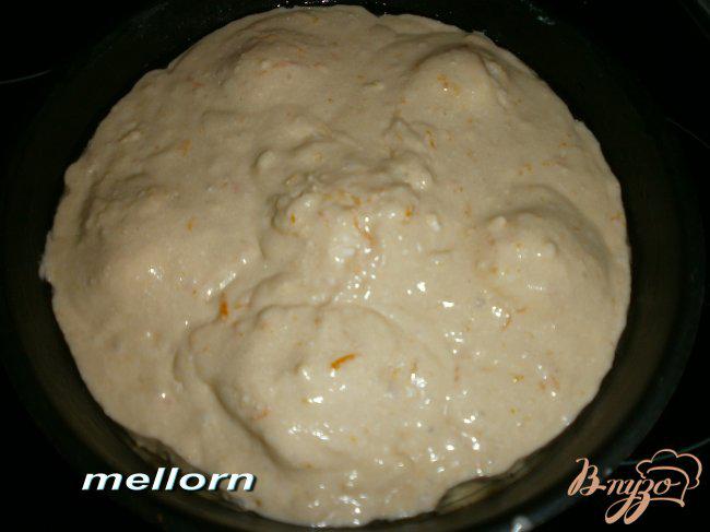 Фото приготовление рецепта: Апельсиновый пирог с творогом и шоколадом шаг №9