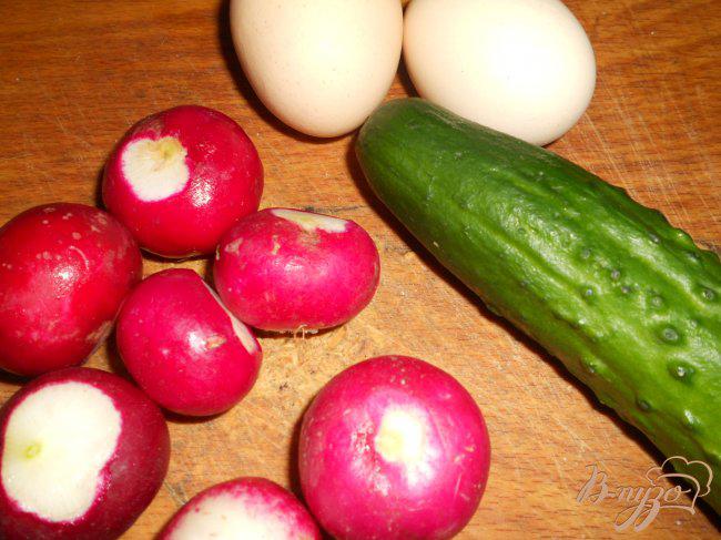 Фото приготовление рецепта: Салат из редиса с яйцом и огурцом шаг №1