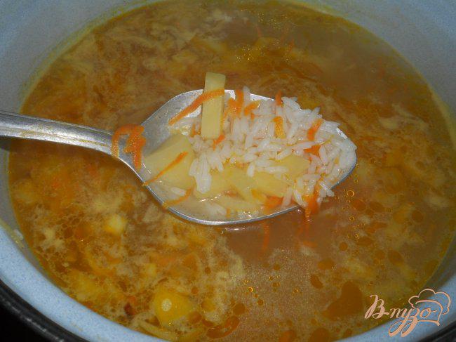 Фото приготовление рецепта: Рыбный суп из консервов шаг №4