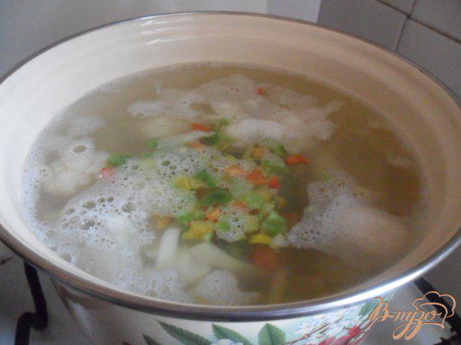 Фото приготовление рецепта: Весенний суп с фрикадельками шаг №3