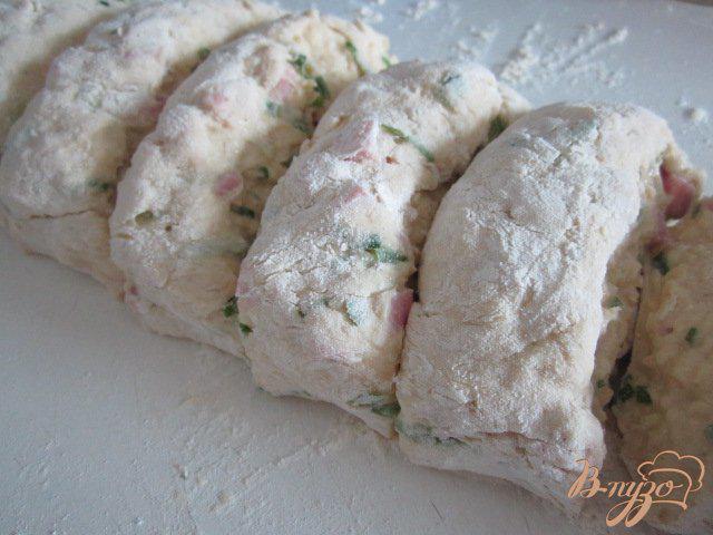 Фото приготовление рецепта: Лепешки с кусочками бекона, сыром и зеленым луком шаг №4
