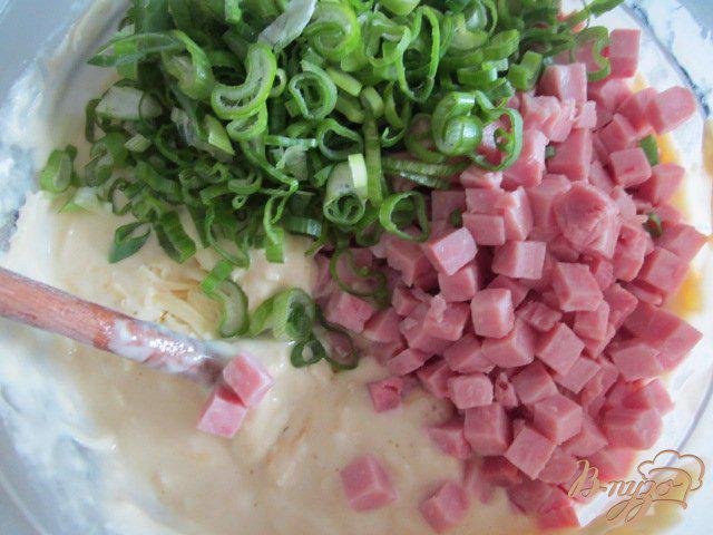 Фото приготовление рецепта: Лепешки с кусочками бекона, сыром и зеленым луком шаг №2