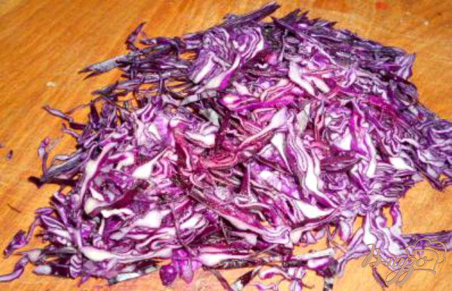 Фото приготовление рецепта: Салат из краснокочанной капусты, огурца и редиса шаг №1