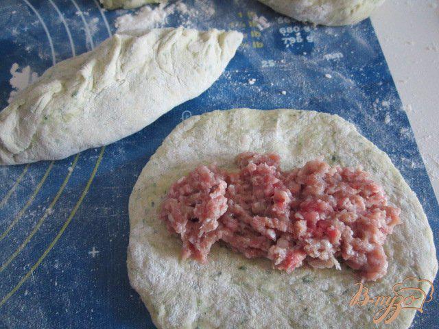 Фото приготовление рецепта: Паровые пирожки с мясом и  пикантными овощами шаг №2