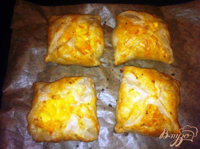 Фото приготовление рецепта: Слоеные конвертики с сыром и паприкой шаг №6