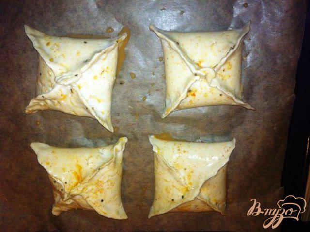 Фото приготовление рецепта: Слоеные конвертики с сыром и паприкой шаг №5