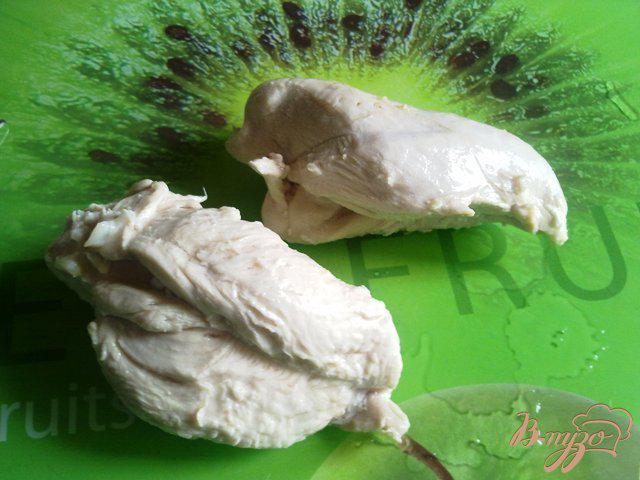 Фото приготовление рецепта: Салат из курицы с омлетом шаг №4